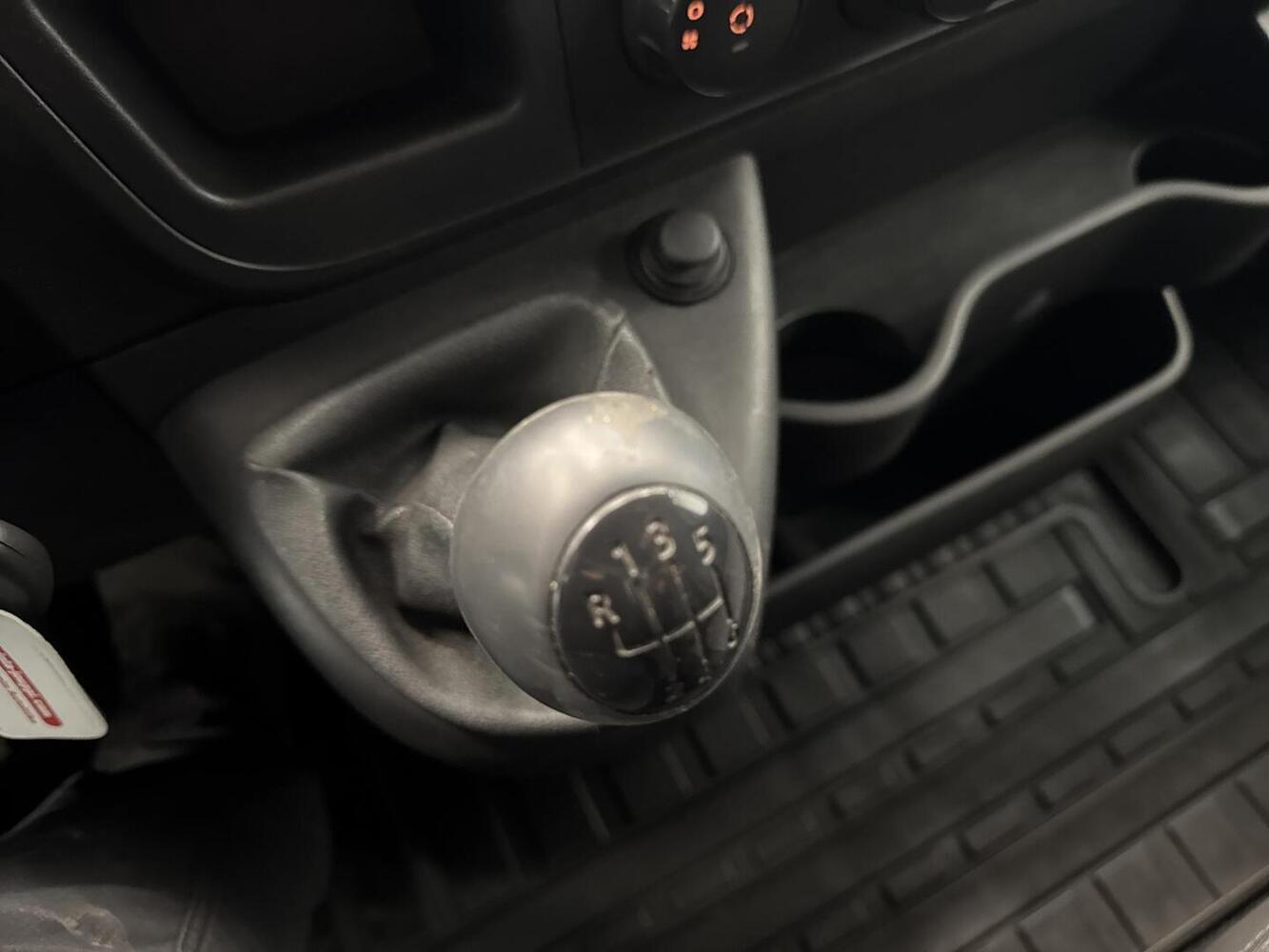 Nissan NV400 vaihtoauto