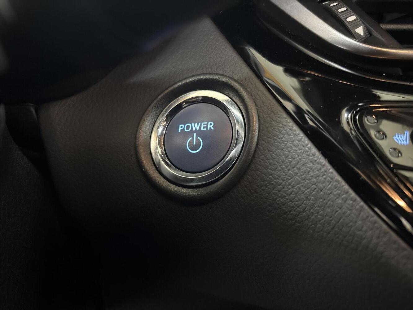 Toyota C-HR vaihtoauto