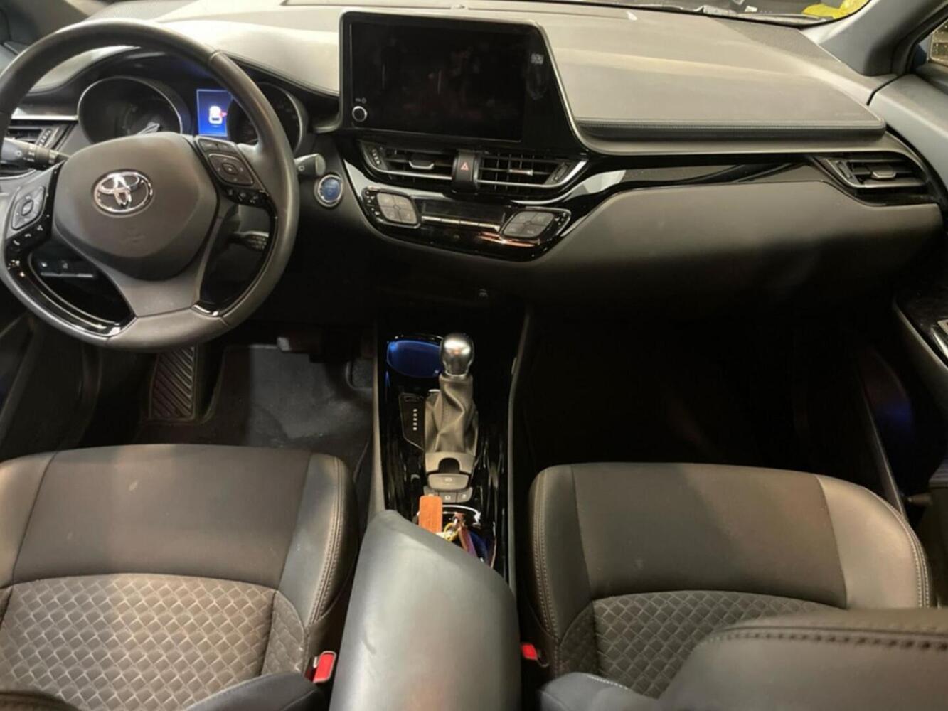 Toyota C-HR vaihtoauto