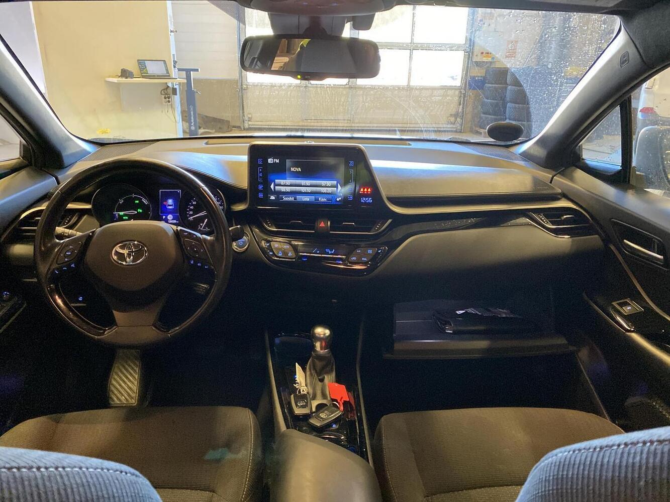 Toyota C-HR vaihtoauto