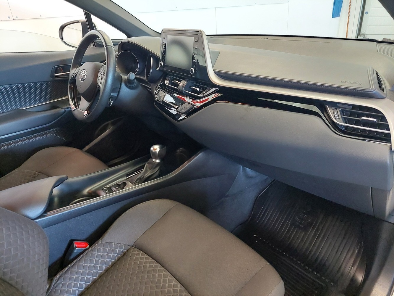 Toyota C-HR vaihtoauto