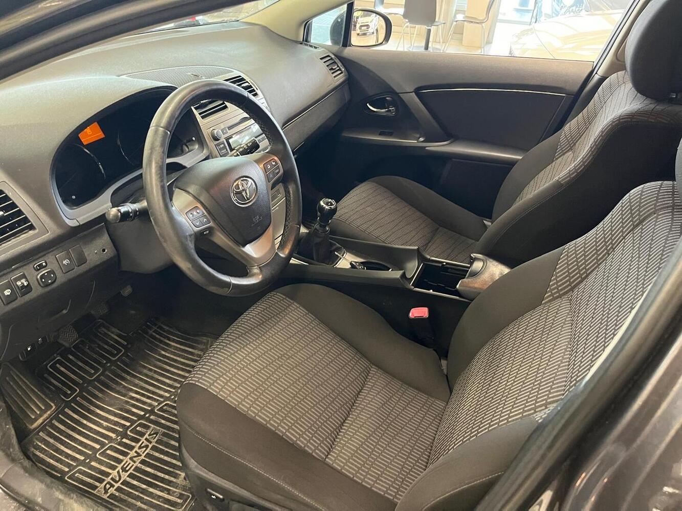 Toyota Avensis vaihtoauto