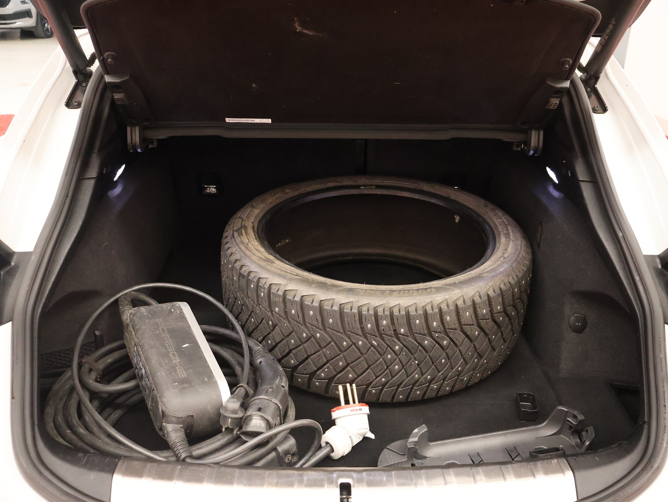 Porsche Taycan vaihtoauto
