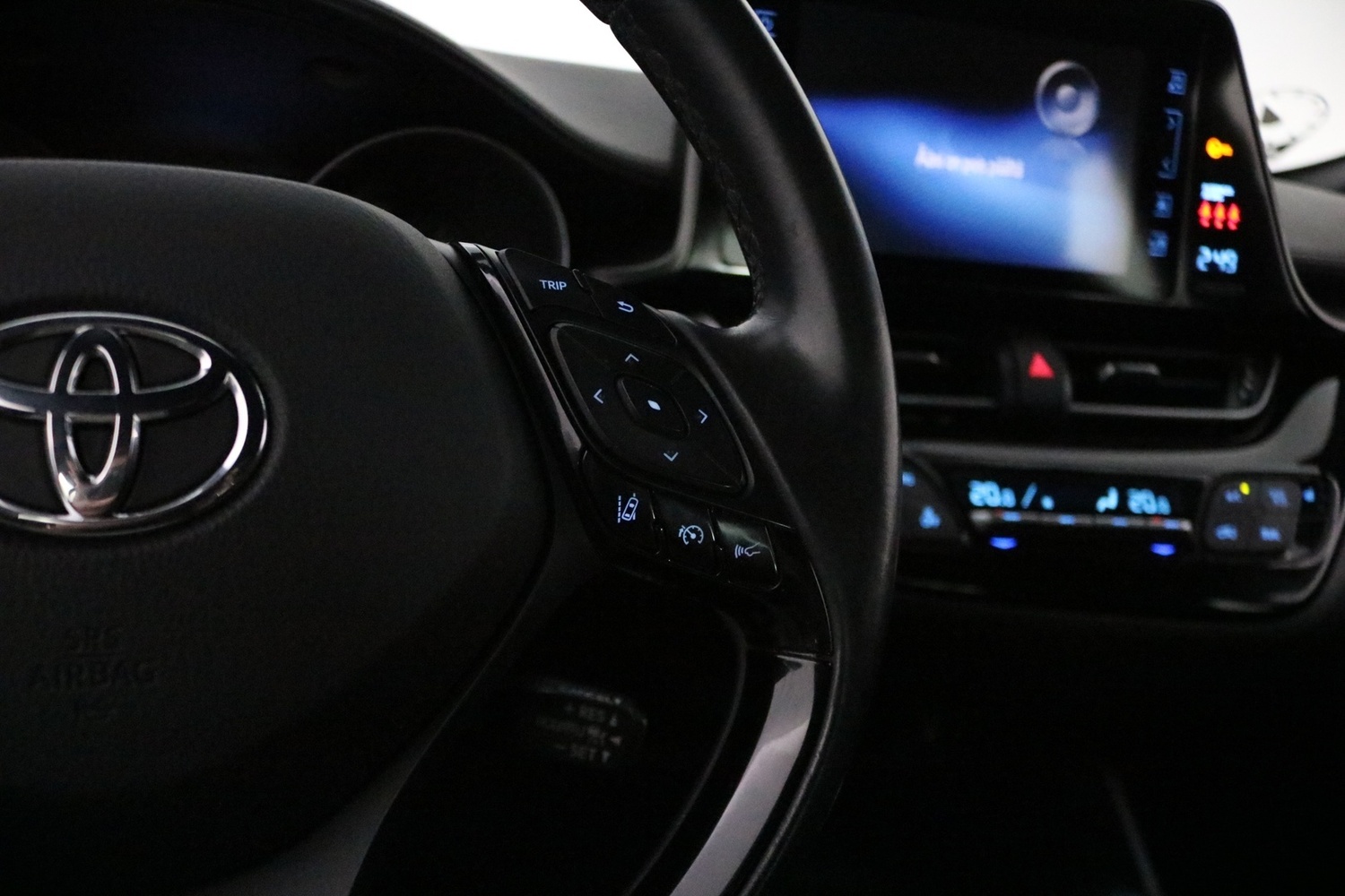 Toyota C-HR vaihtoauto
