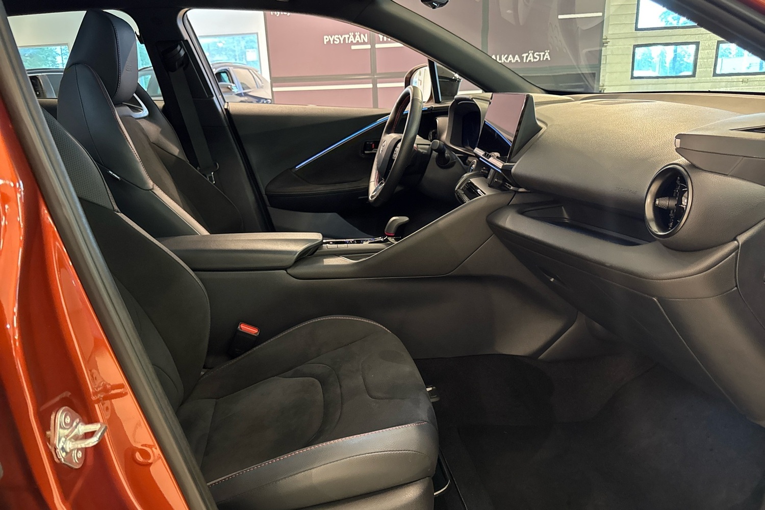 Toyota C-HR vaihtoauto
