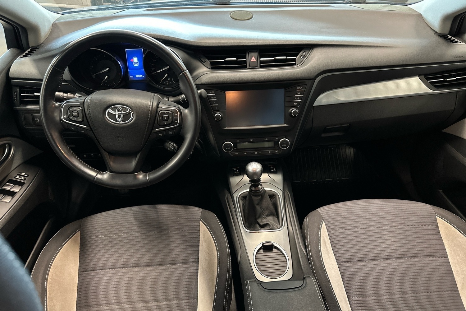 Toyota Avensis vaihtoauto