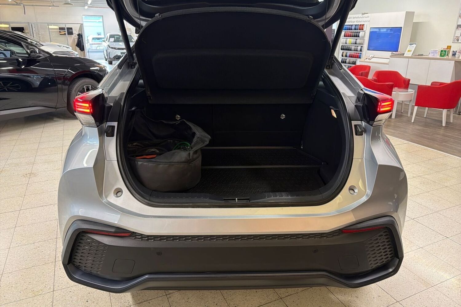Toyota C-HR vaihtoauto