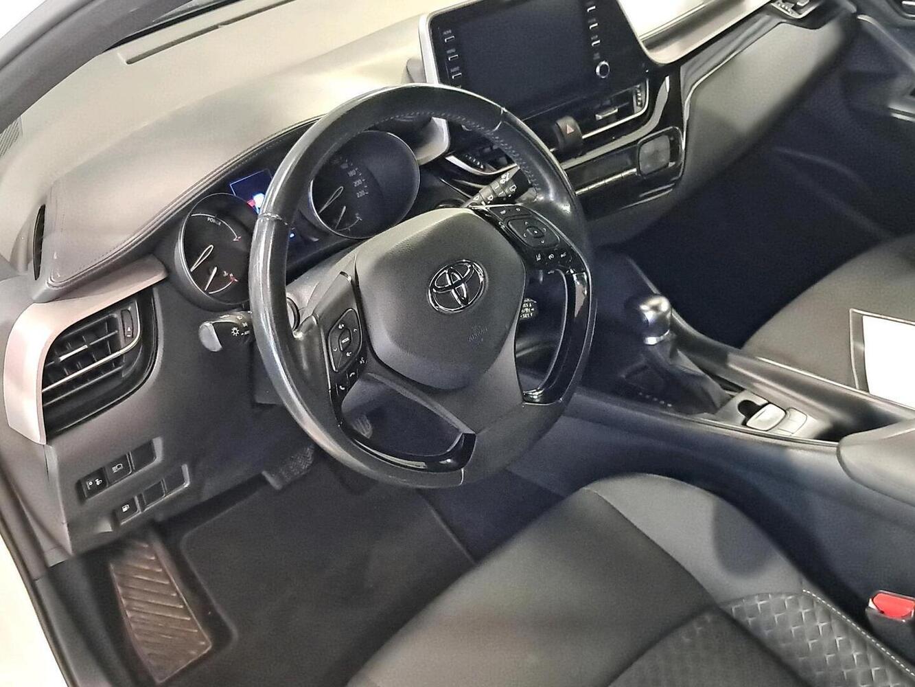 Toyota C-HR vaihtoauto