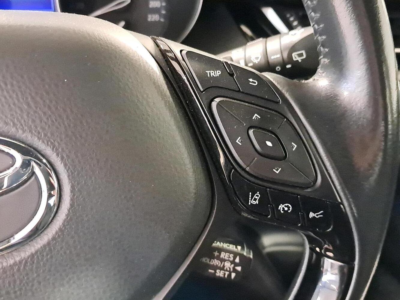 Toyota C-HR vaihtoauto