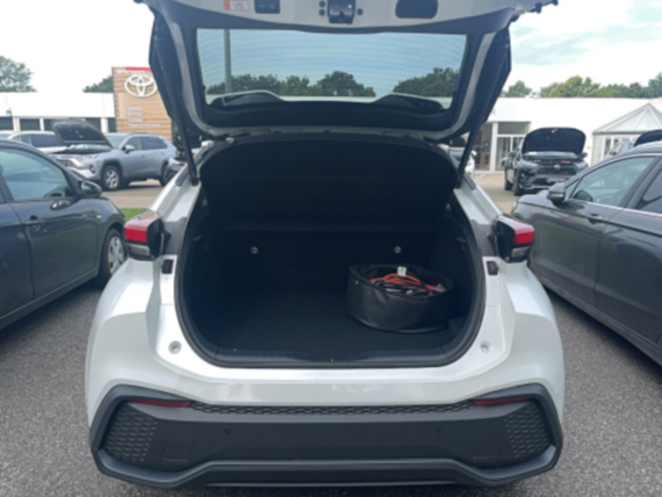 Toyota C-HR vaihtoauto