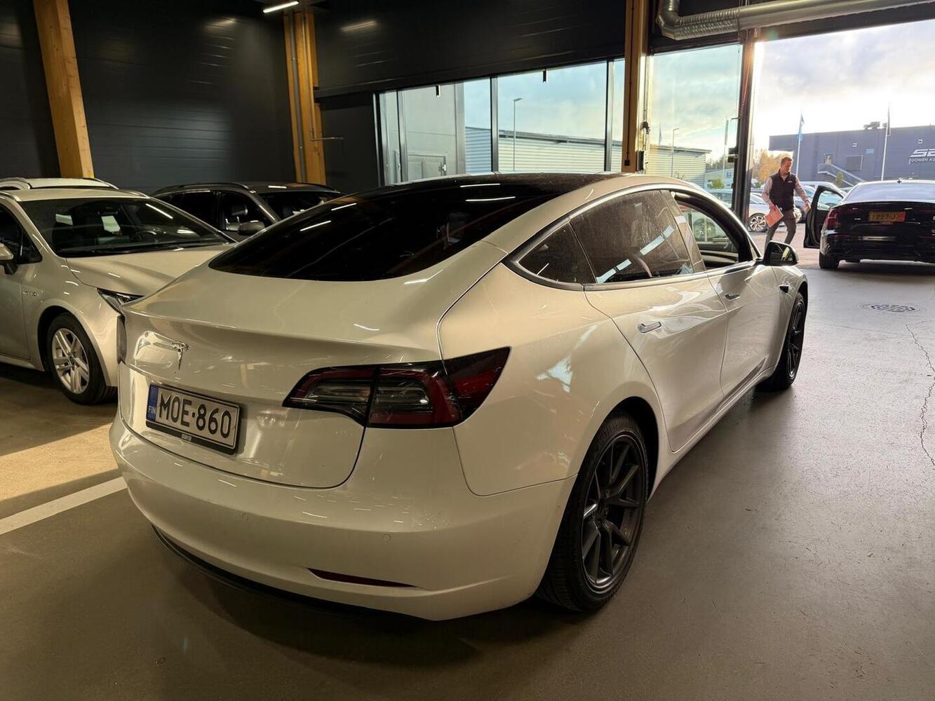 Tesla Model 3 vaihtoauto