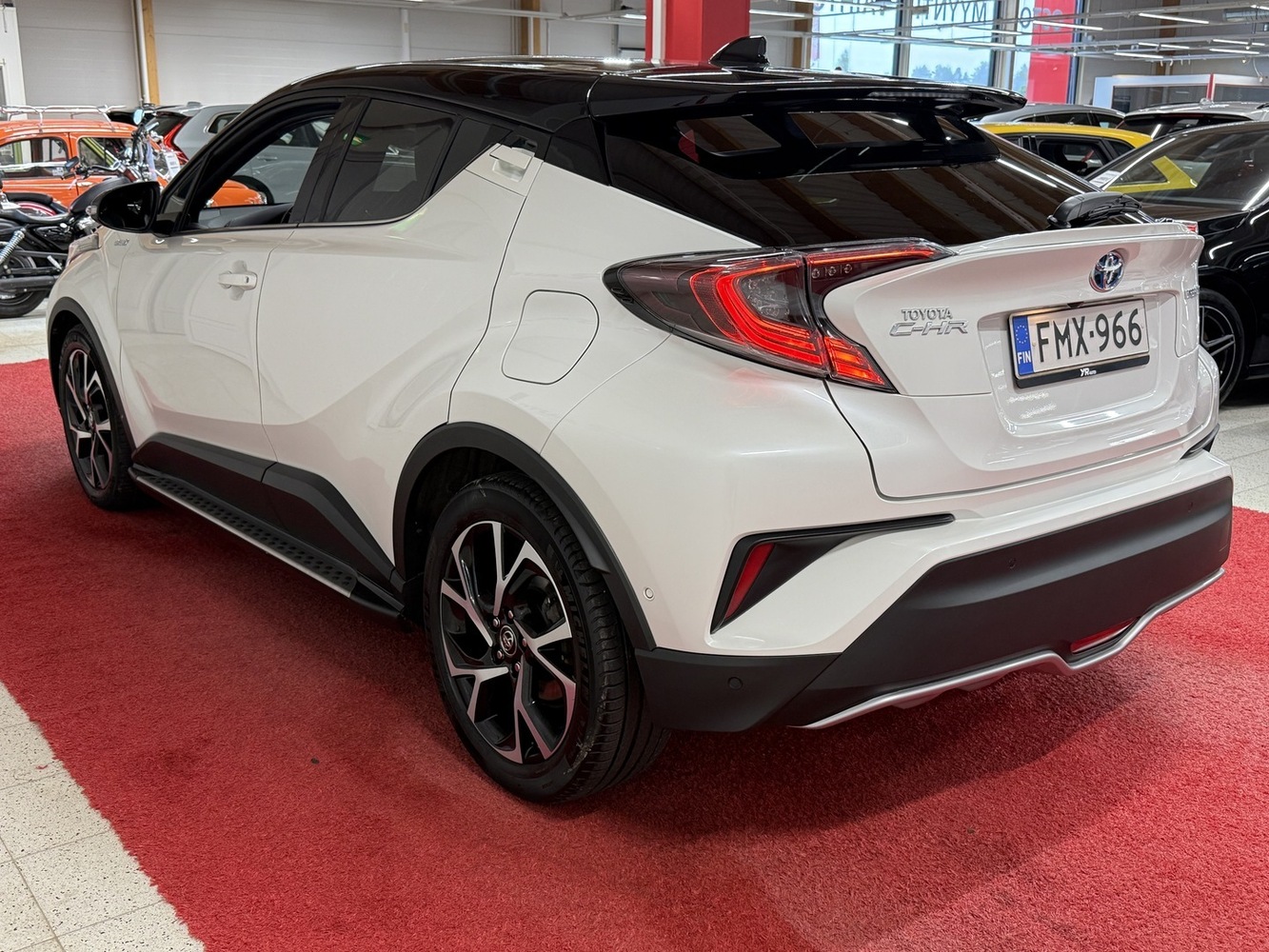 Toyota C-HR vaihtoauto