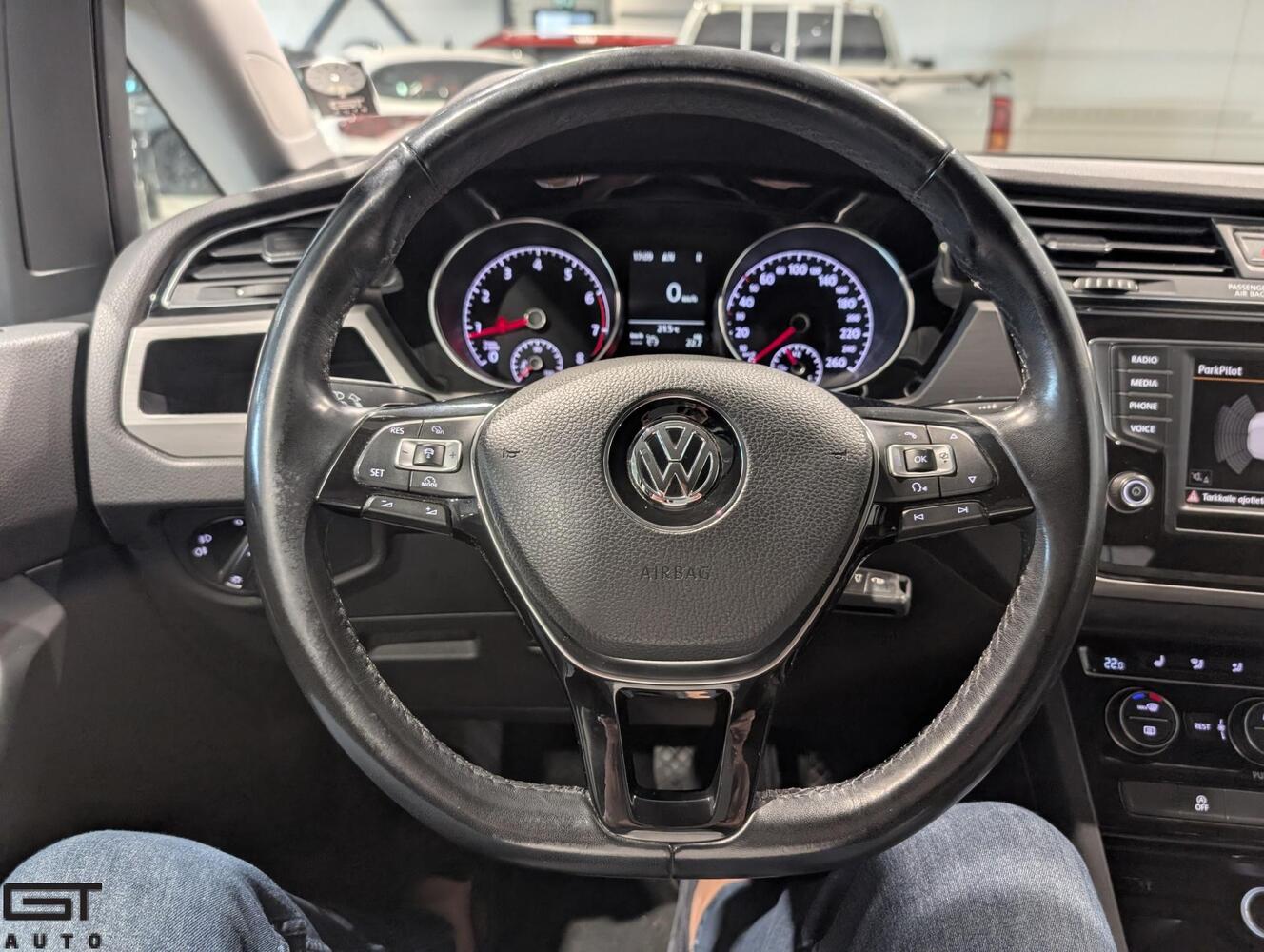 Volkswagen Touran vaihtoauto