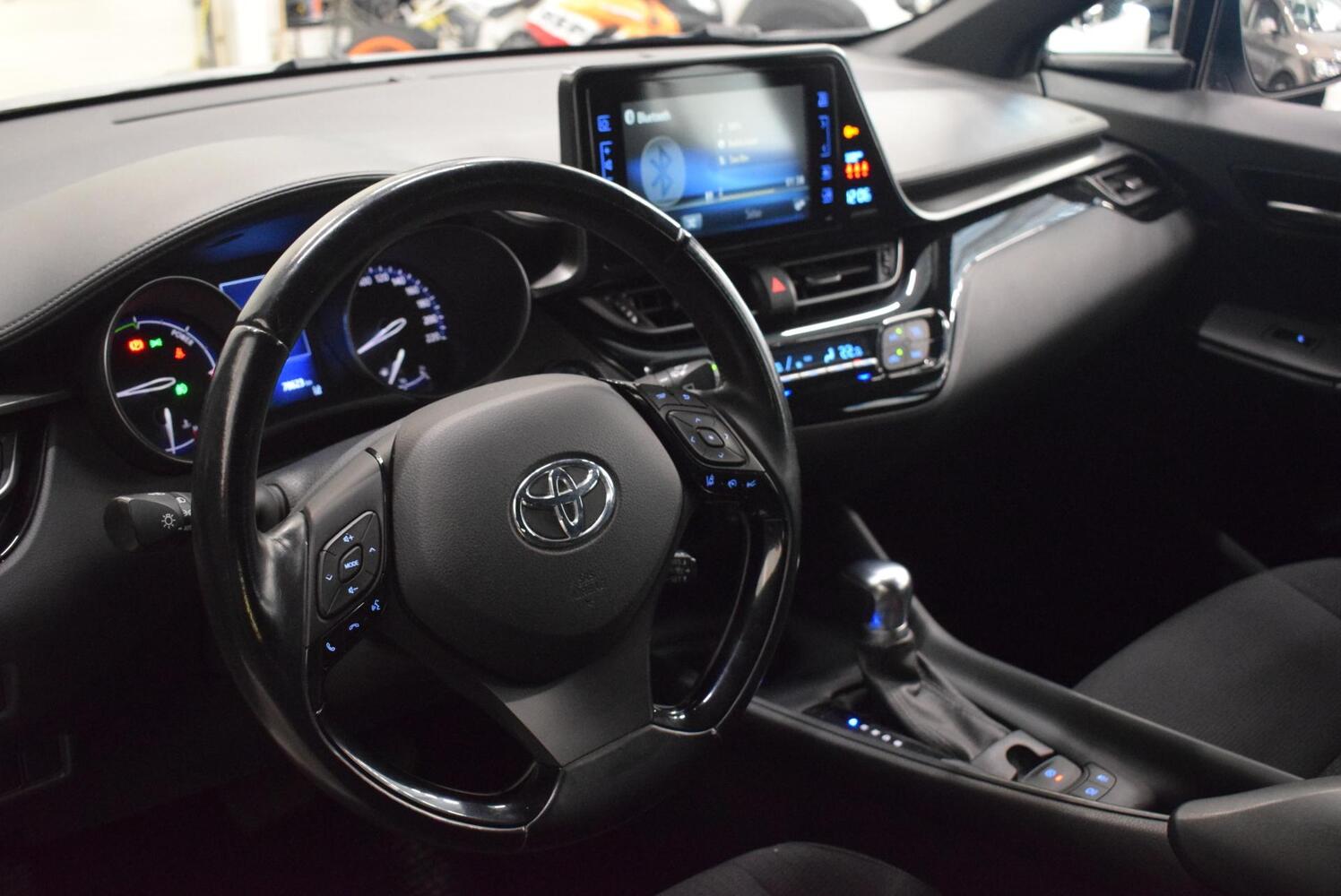 Toyota C-HR vaihtoauto