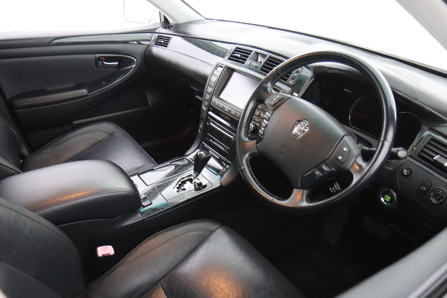 Toyota Crown vaihtoauto