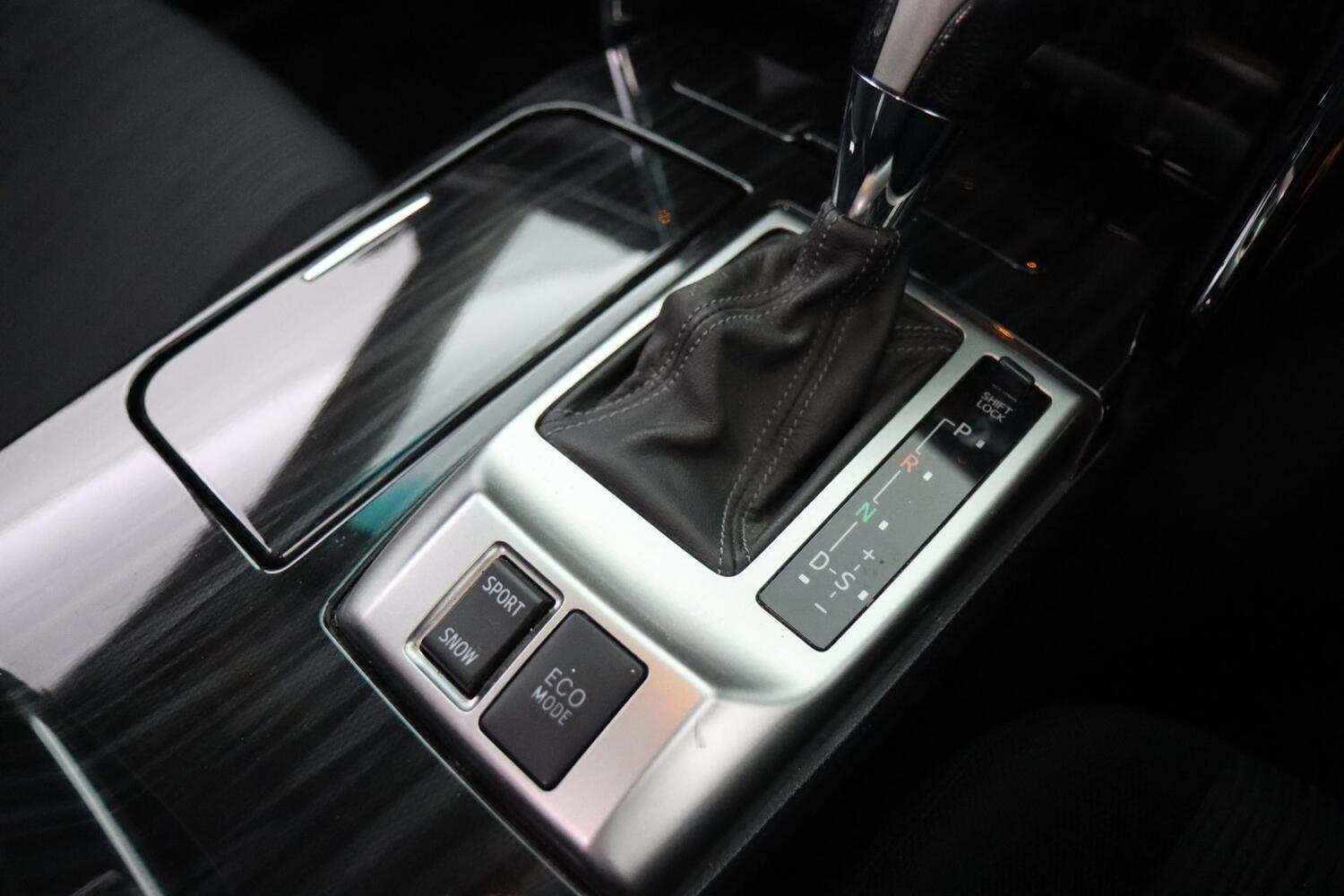 Toyota Mark X vaihtoauto