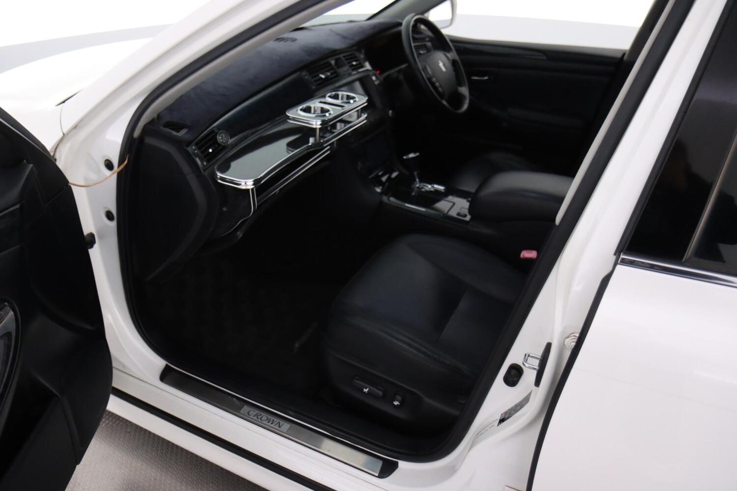 Toyota Crown vaihtoauto