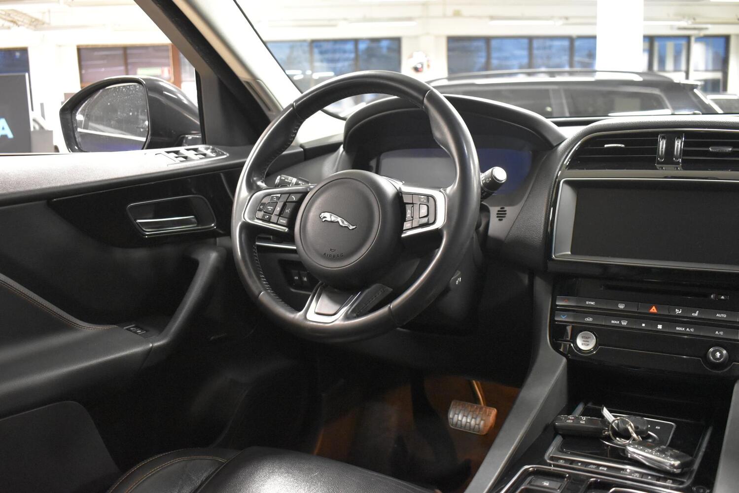 Jaguar F-PACE vaihtoauto