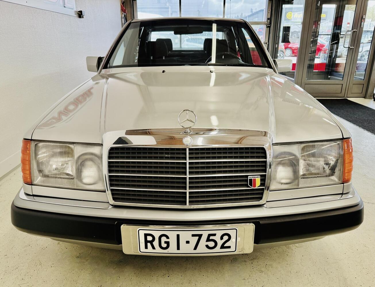 Mercedes-Benz 220 vaihtoauto