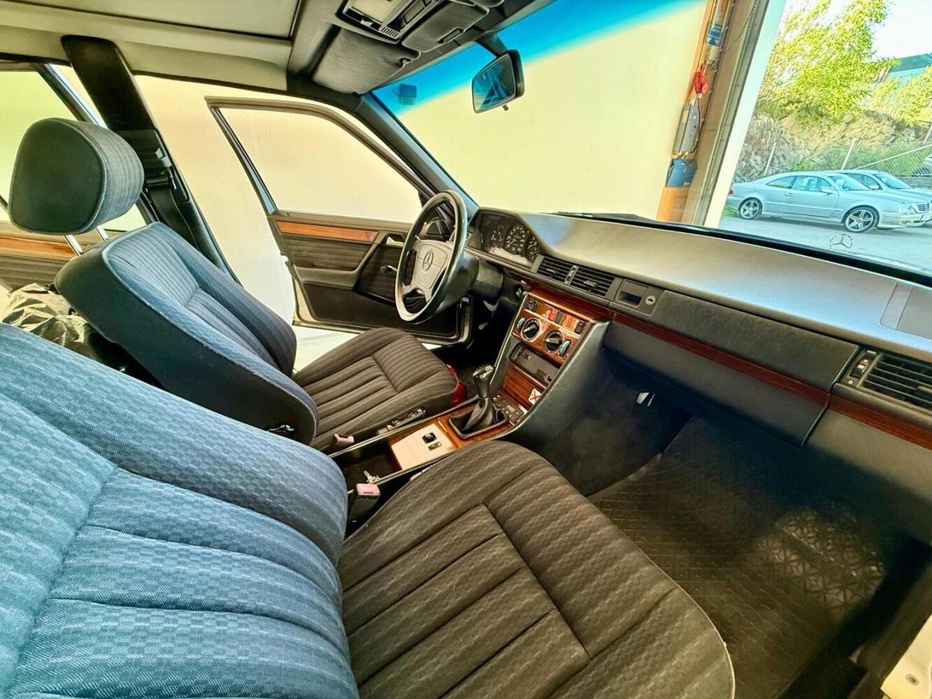Mercedes-Benz 220 vaihtoauto