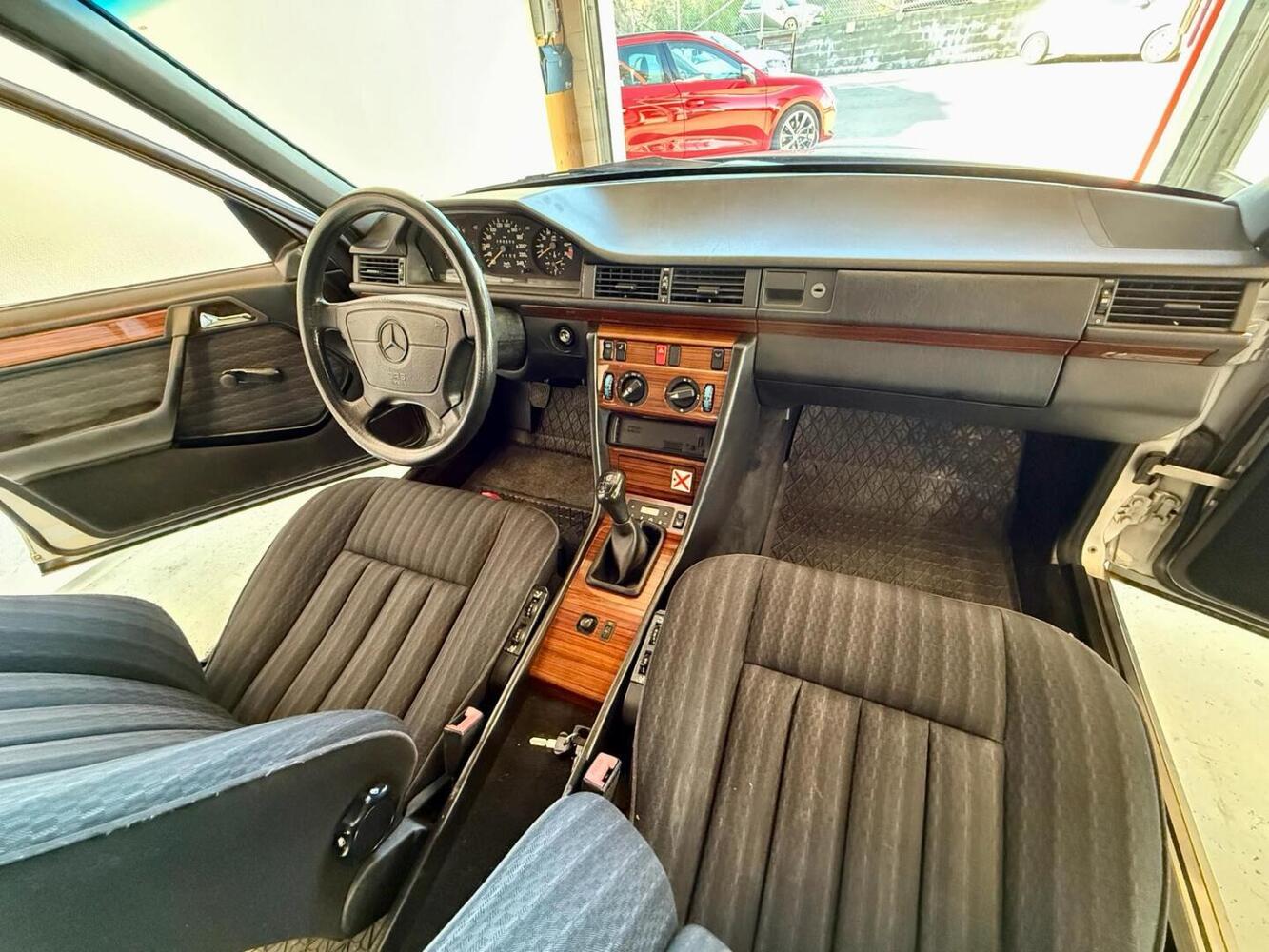 Mercedes-Benz 220 vaihtoauto
