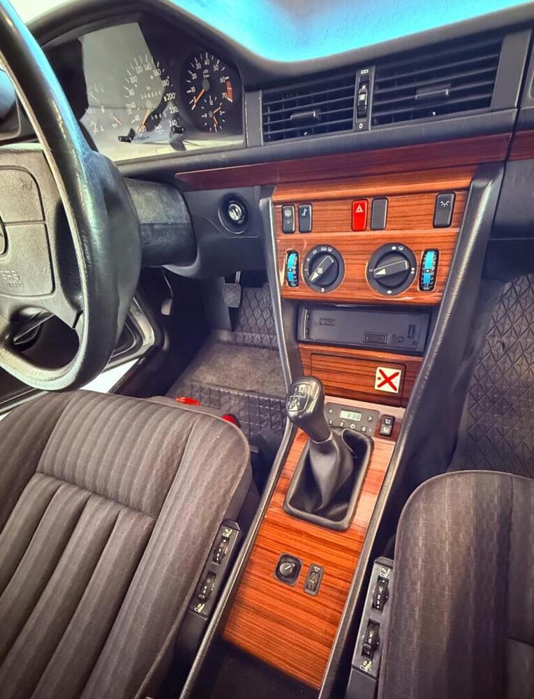 Mercedes-Benz 220 vaihtoauto