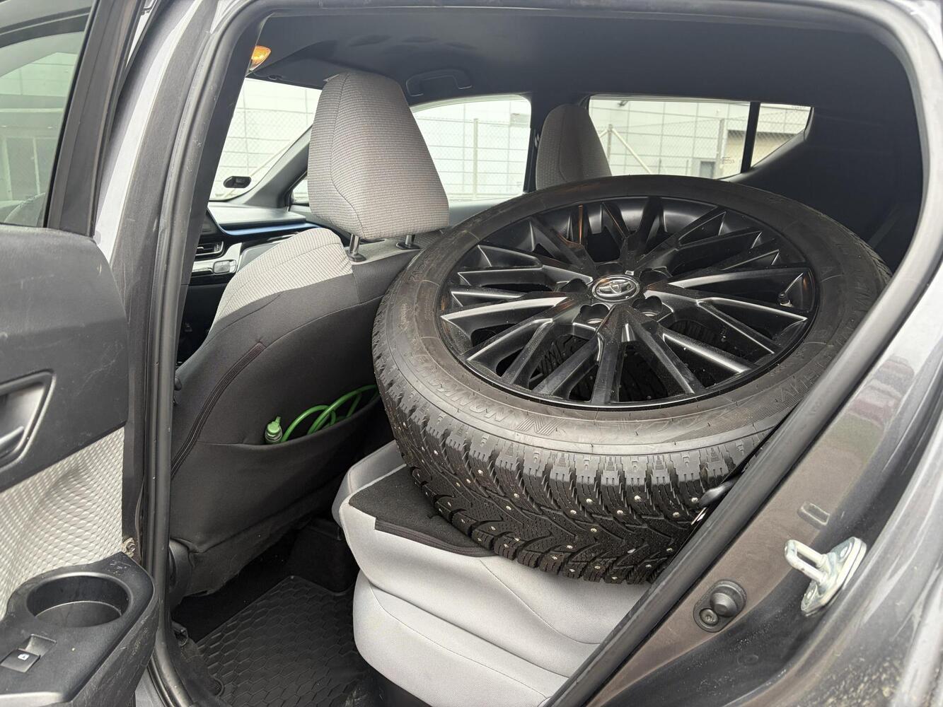 Toyota C-HR vaihtoauto