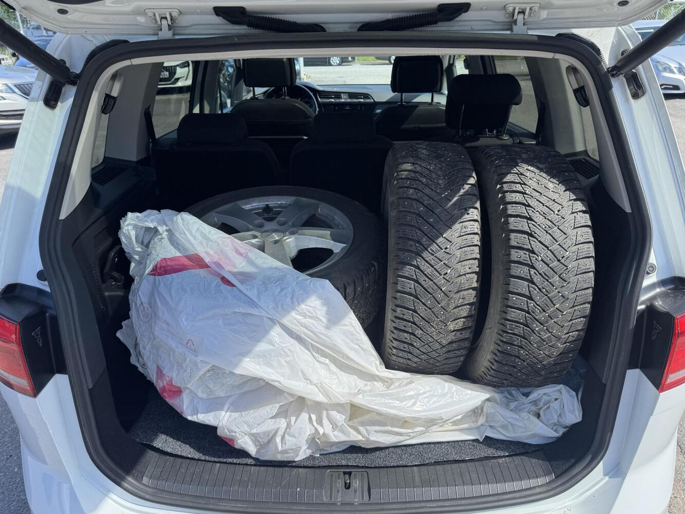 Volkswagen Touran vaihtoauto