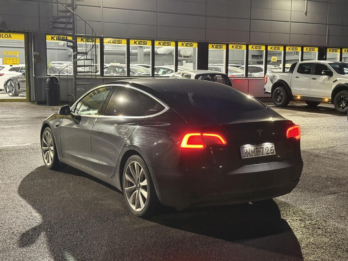 Tesla Model 3 vaihtoauto