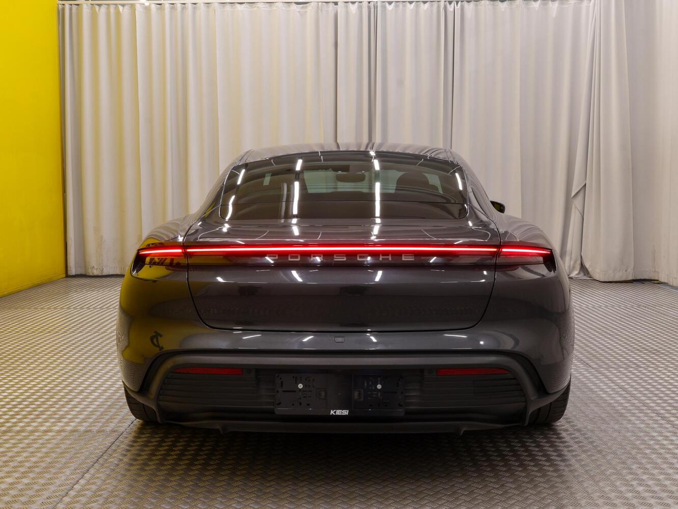 Porsche Taycan vaihtoauto
