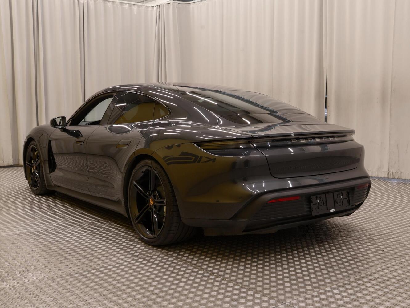 Porsche Taycan vaihtoauto