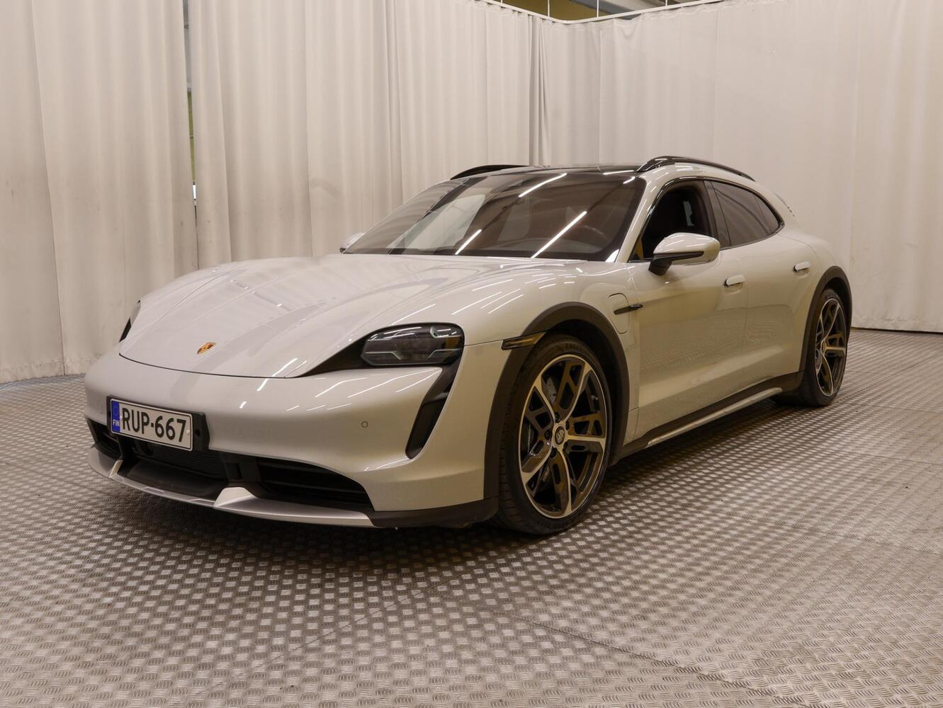 Porsche Taycan vaihtoauto