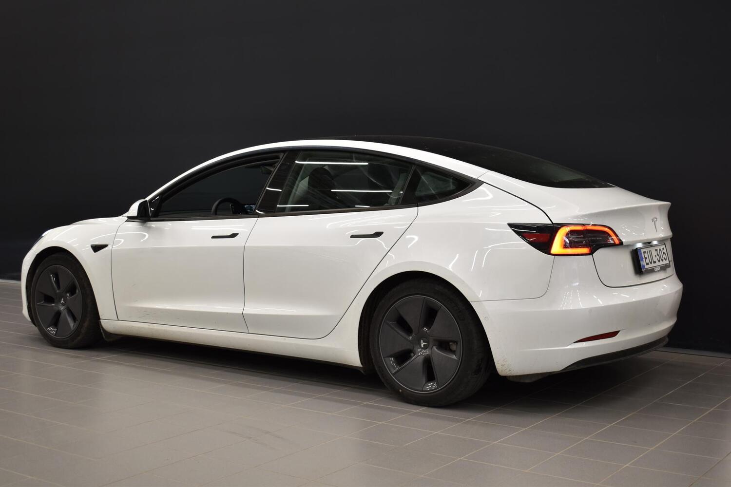 Tesla Model 3 vaihtoauto