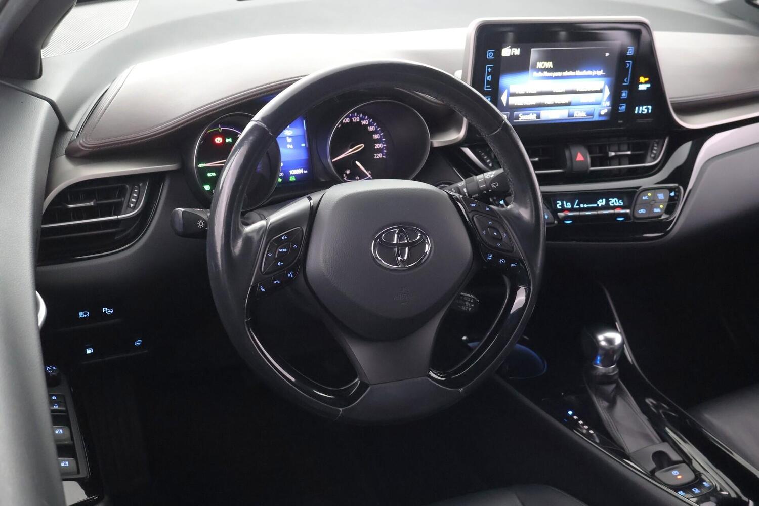 Toyota C-HR vaihtoauto