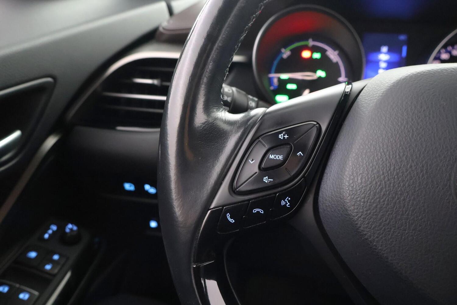Toyota C-HR vaihtoauto