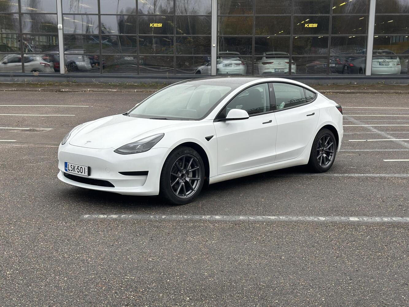 Tesla Model 3 vaihtoauto