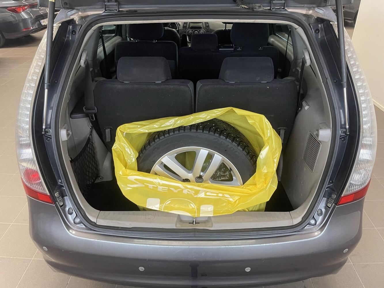 Mitsubishi Grandis vaihtoauto