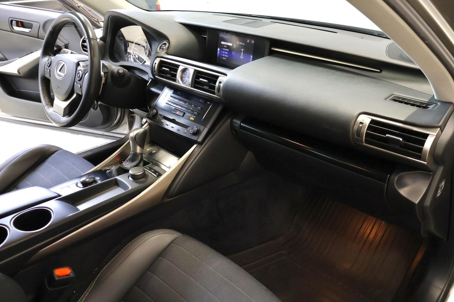 Lexus IS vaihtoauto