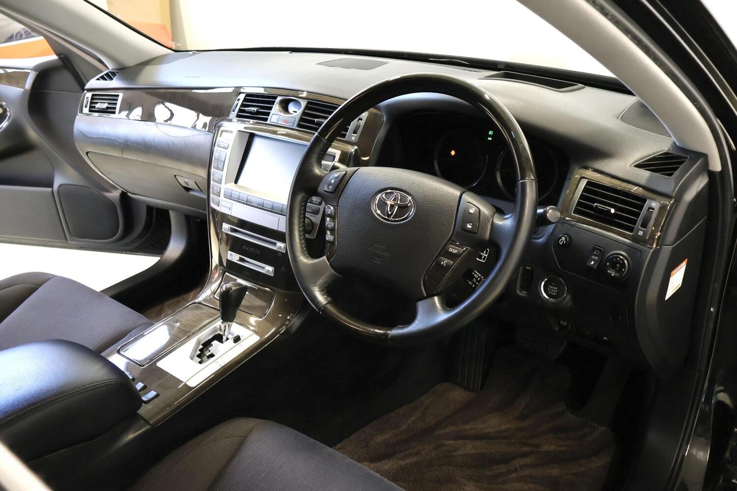 Toyota Crown vaihtoauto