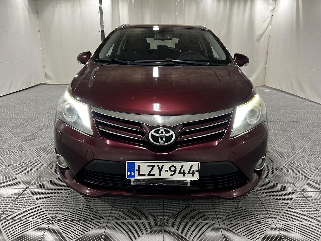 Toyota Avensis vaihtoauto