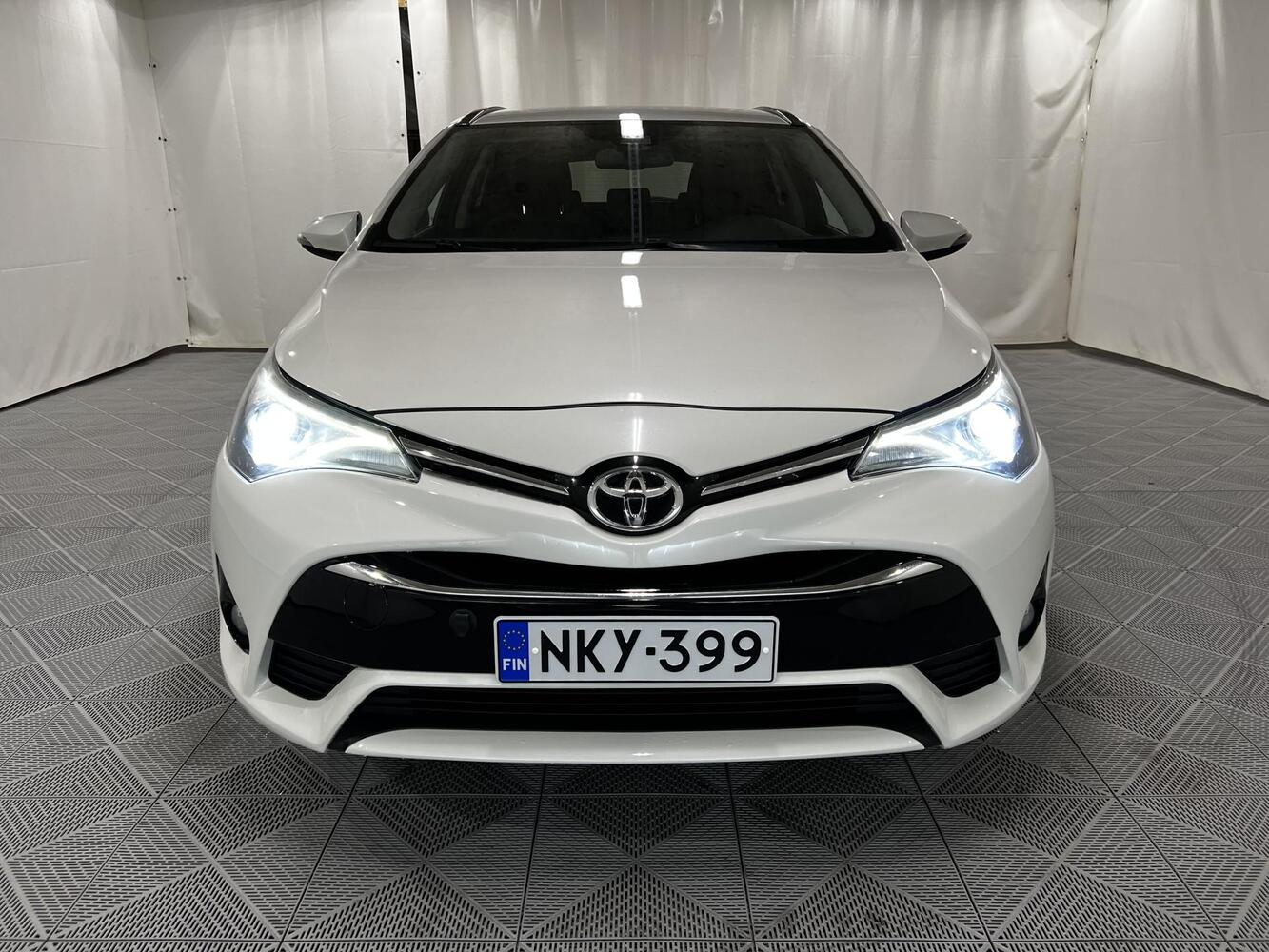 Toyota Avensis vaihtoauto