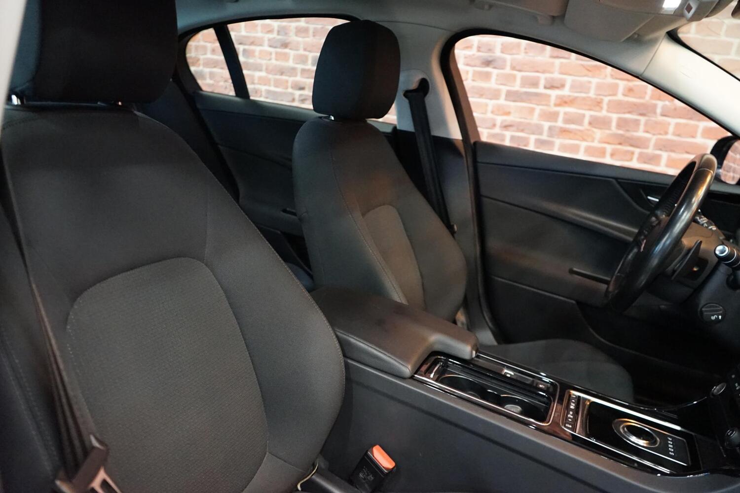 Jaguar XE vaihtoauto