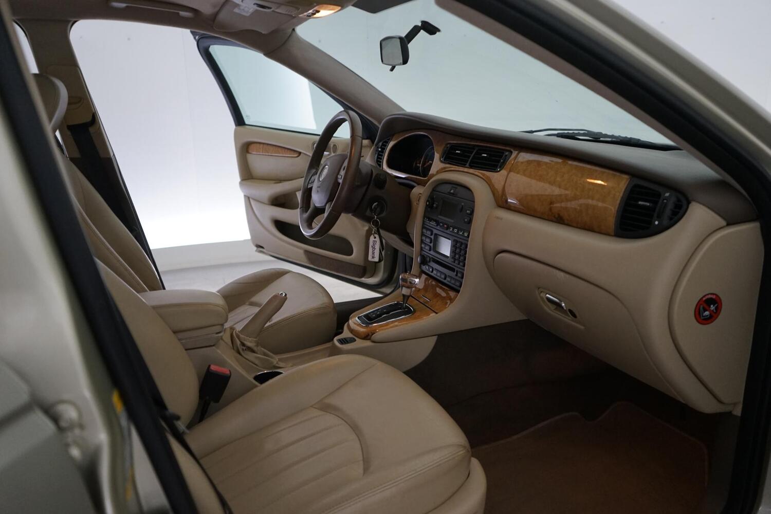 Jaguar X-Type vaihtoauto