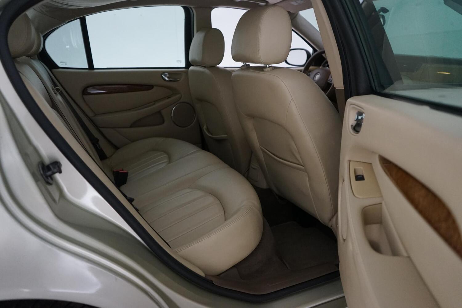 Jaguar X-Type vaihtoauto