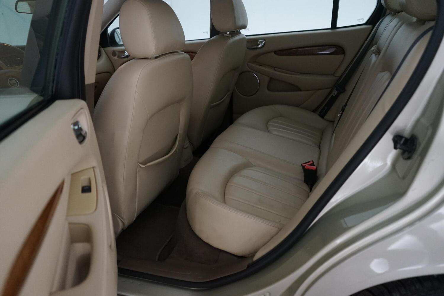 Jaguar X-Type vaihtoauto
