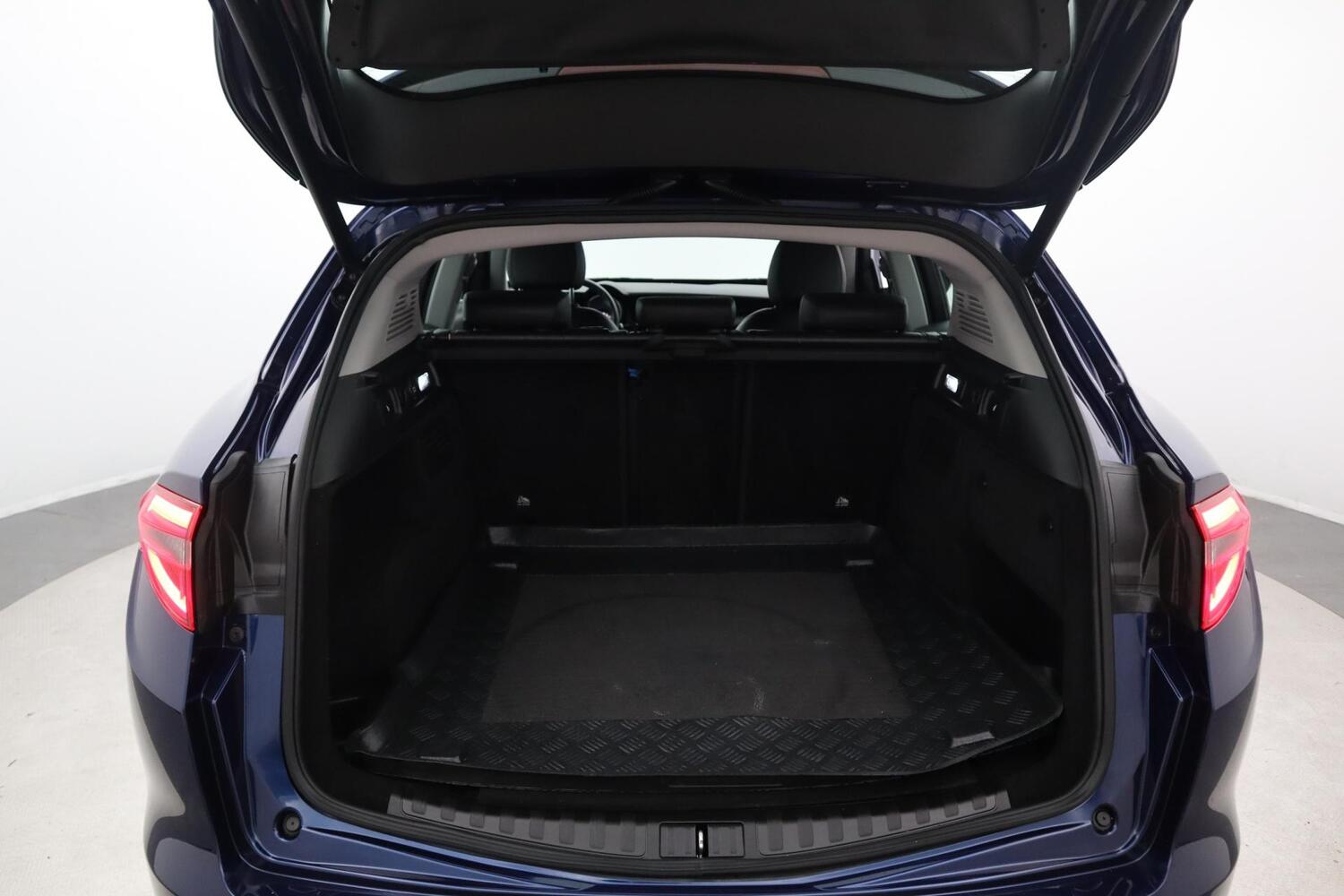 Alfa Romeo Stelvio vaihtoauto