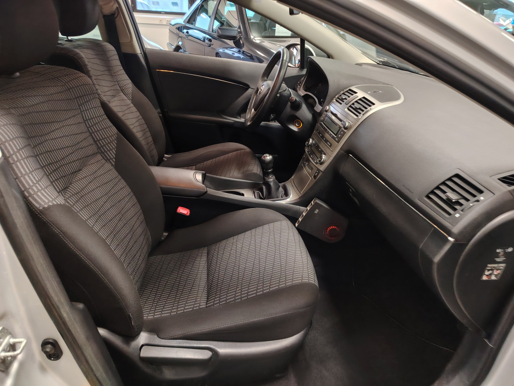 Toyota Avensis vaihtoauto