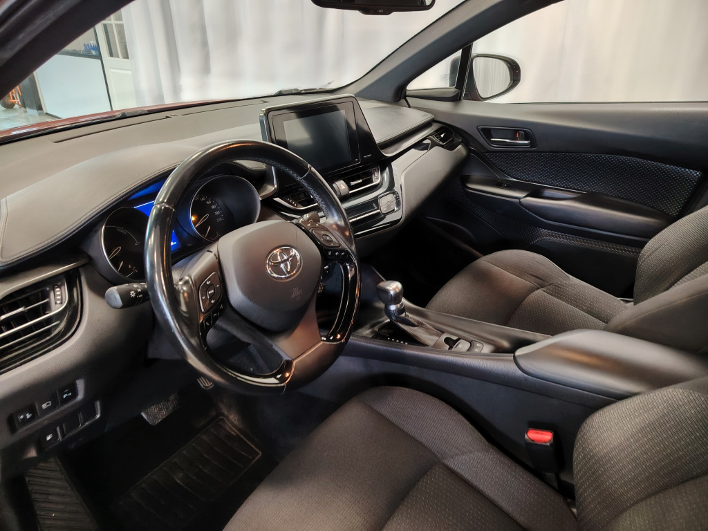 Toyota C-HR vaihtoauto