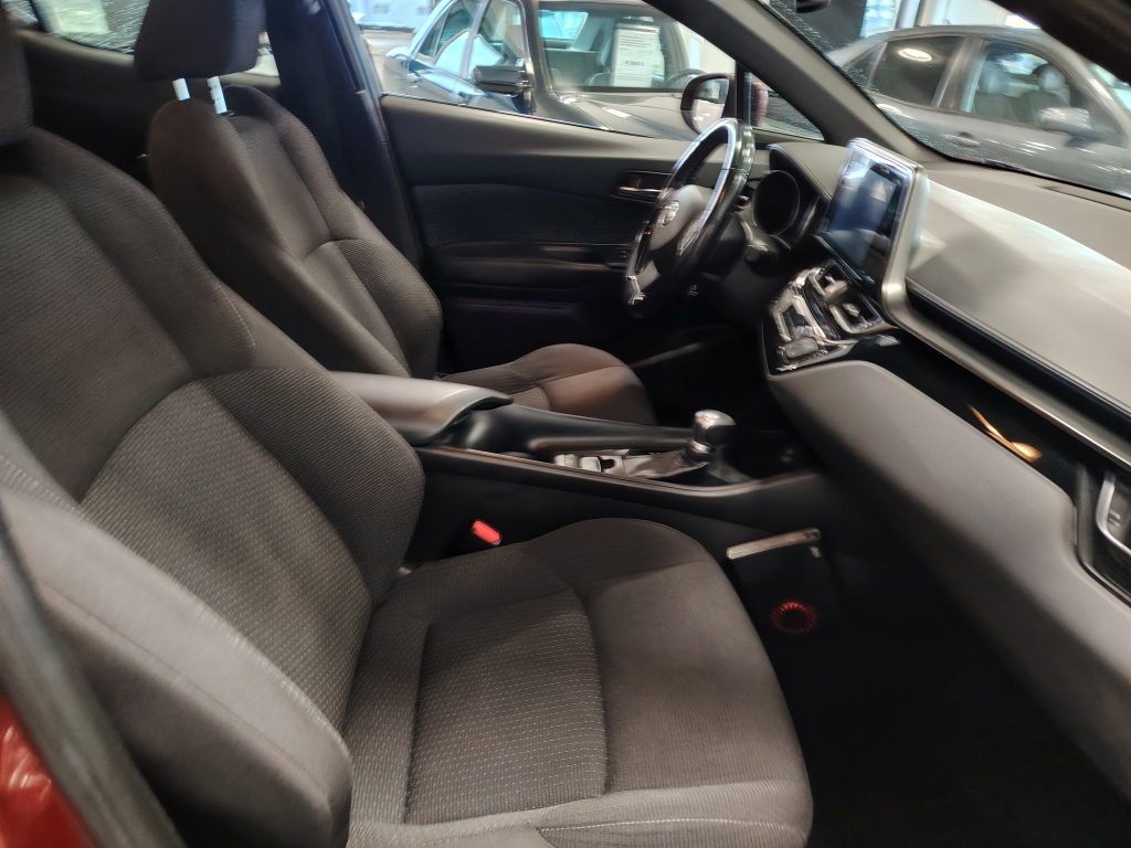 Toyota C-HR vaihtoauto