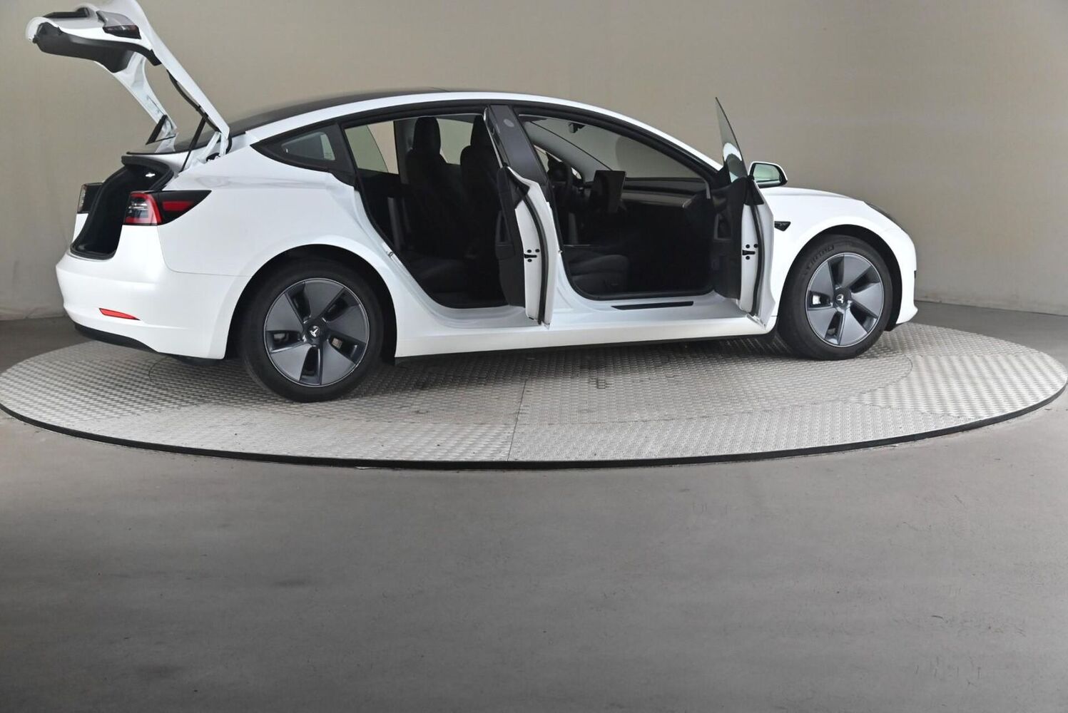 Tesla Model 3 vaihtoauto